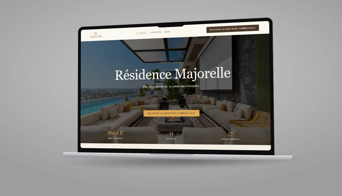 Site de la Résidence Majorelle sur un ordinateur portable : la page d’accueil avec la terrasse du rooftop, le titre et le bouton de demande de brochure, réalisé par WEBMA